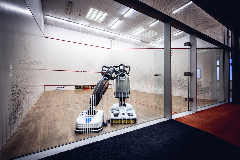 Mytí dřevěné podlahy squashového kurtu mycím strojem Lindhaus